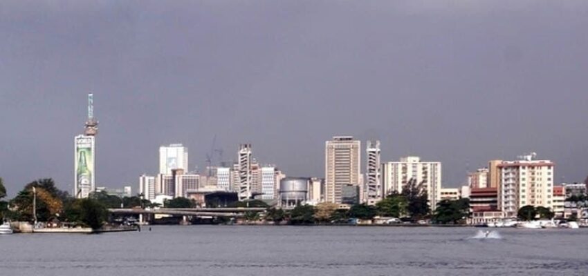 Skyline de Lagos, Nigeria, avec immeubles et ciel nuageux.