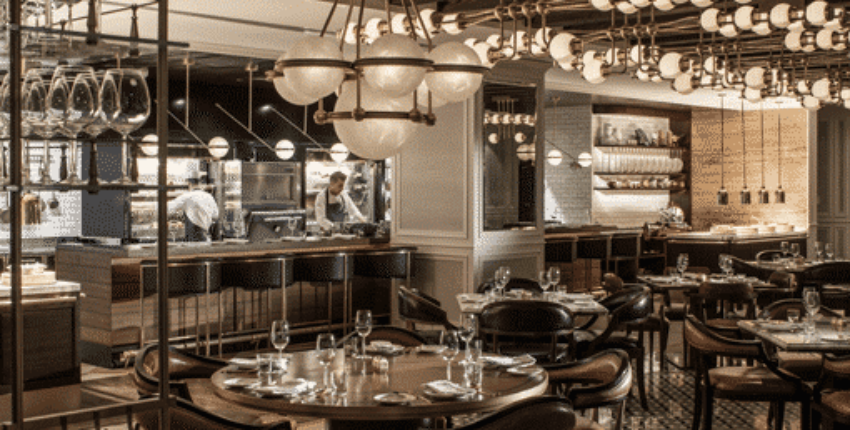 Restaurant élégant : intérieur moderne, tables dressées, cuisine ouverte.