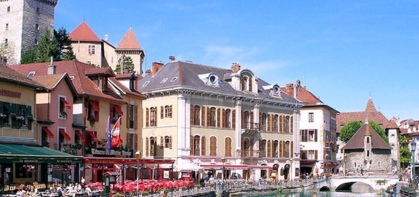 Annecy Haute Savoie, vue pittoresque avec bâtiments historiques.