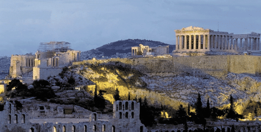Vue sur l'Acropole, ruines illuminées au crépuscule.
