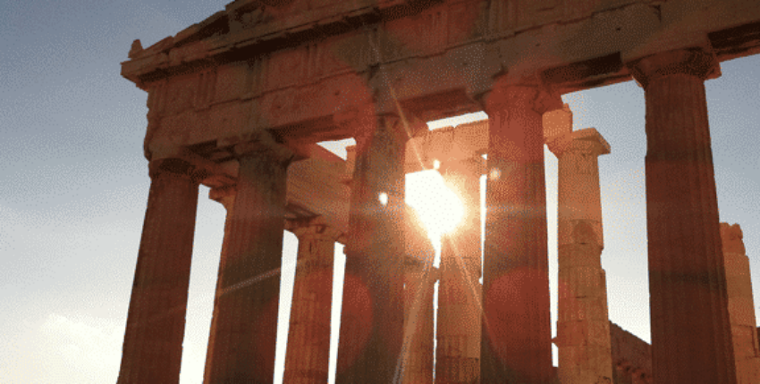 Parthénon à Athènes avec rayons de soleil.