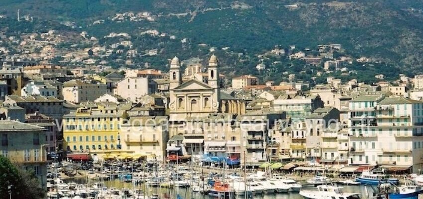 location jet privé : Ville avec port et collines colorées
