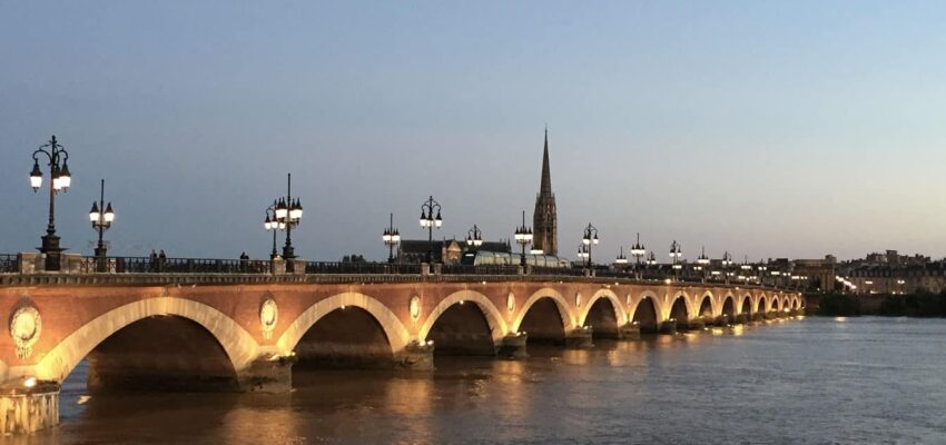 Pont illuminé au crépuscule.