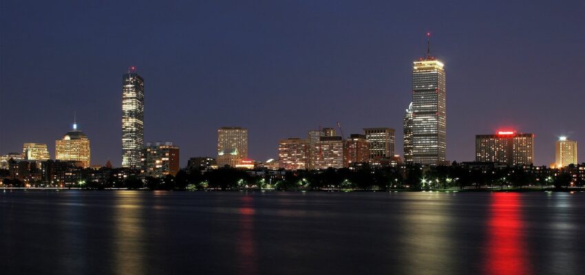 Skyline nocturne ville reflet gratte-ciel sur eau.