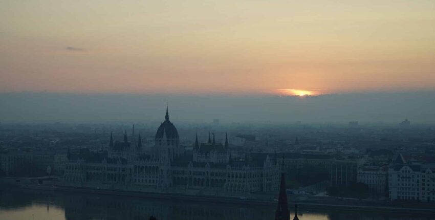 Vue aérienne du Parlement de Budapest à l'aube.