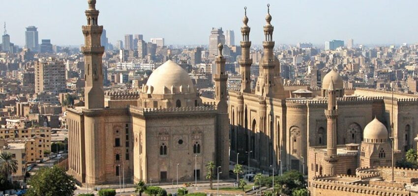 Mosquée historique du Sultan Hassan du Caire et paysage urbain.