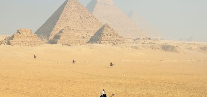 Pyramides de Gizeh : personne sur un chameau