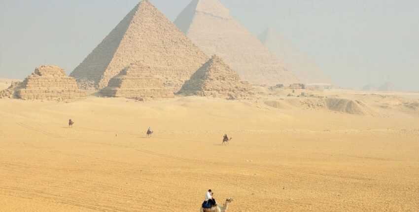 Pyramides de Gizeh : personne sur un chameau