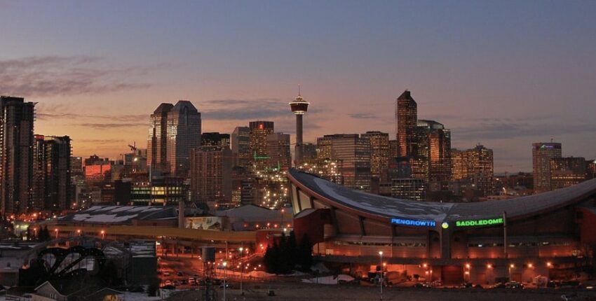 Horizon de Calgary au crépuscule avec l'arène Saddledome.