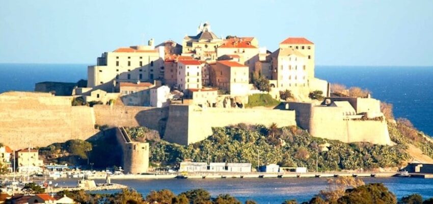 Forteresse historique côtière surplombant la mer.