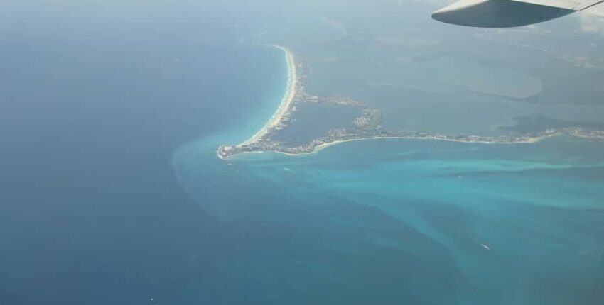 location jet privé : vue aérienne côte, eau turquoise