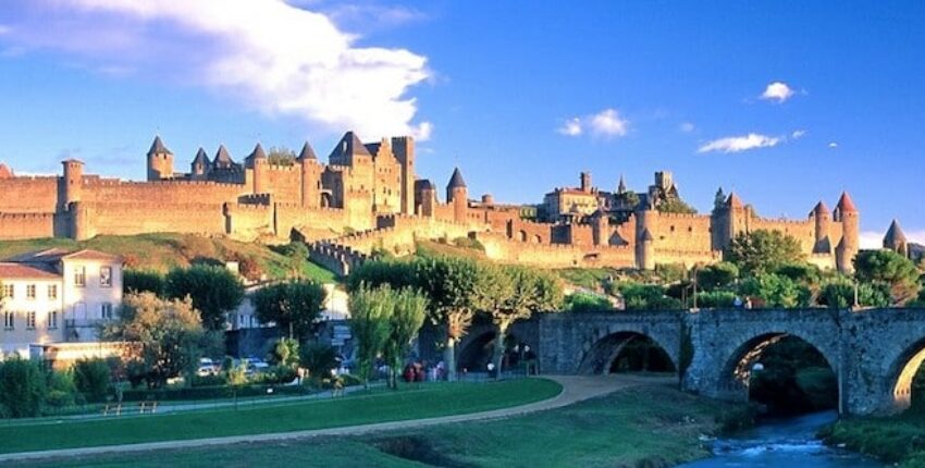 Carcassonne : vue panoramique, forteresse médiévale et verdure.