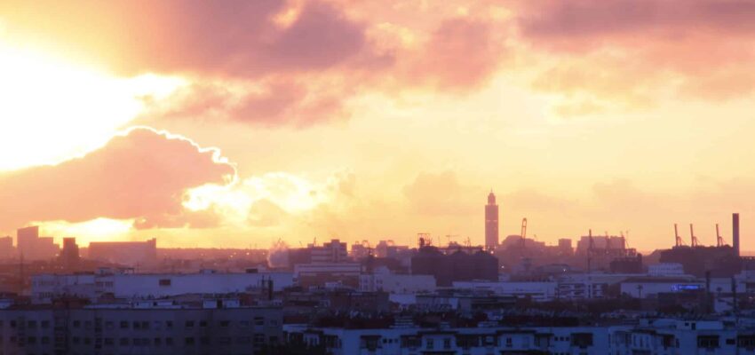 Location de jet privé, ville au coucher du soleil.