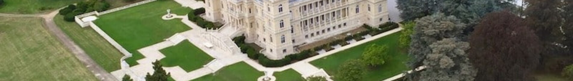 Rent an helicopter : Sight seeing Tour of Paris and Ferrières Castle