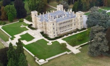 Château de Ferrières aériennes, jardins luxuriants.