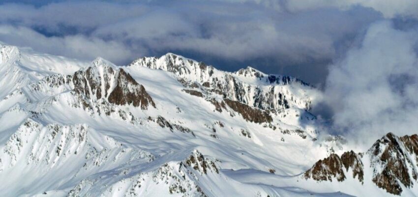 location de jet privé : vue panoramique montagnes enneigées
