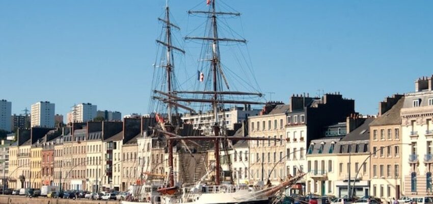 Grand voilier du port de Cherbourg Maupertus, toile de fond historique