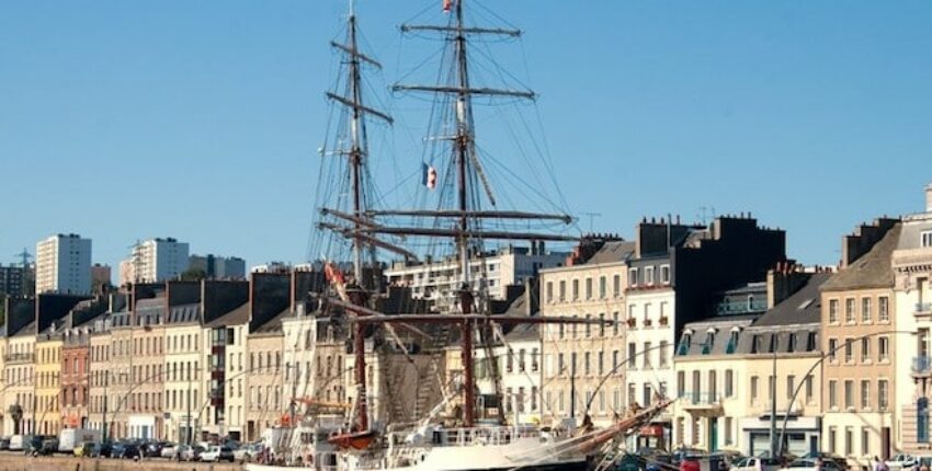 Grand voilier du port de Cherbourg Maupertus, toile de fond historique