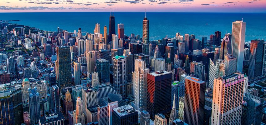 Chicago skyline au crépuscule, gratte-ciels et lac.