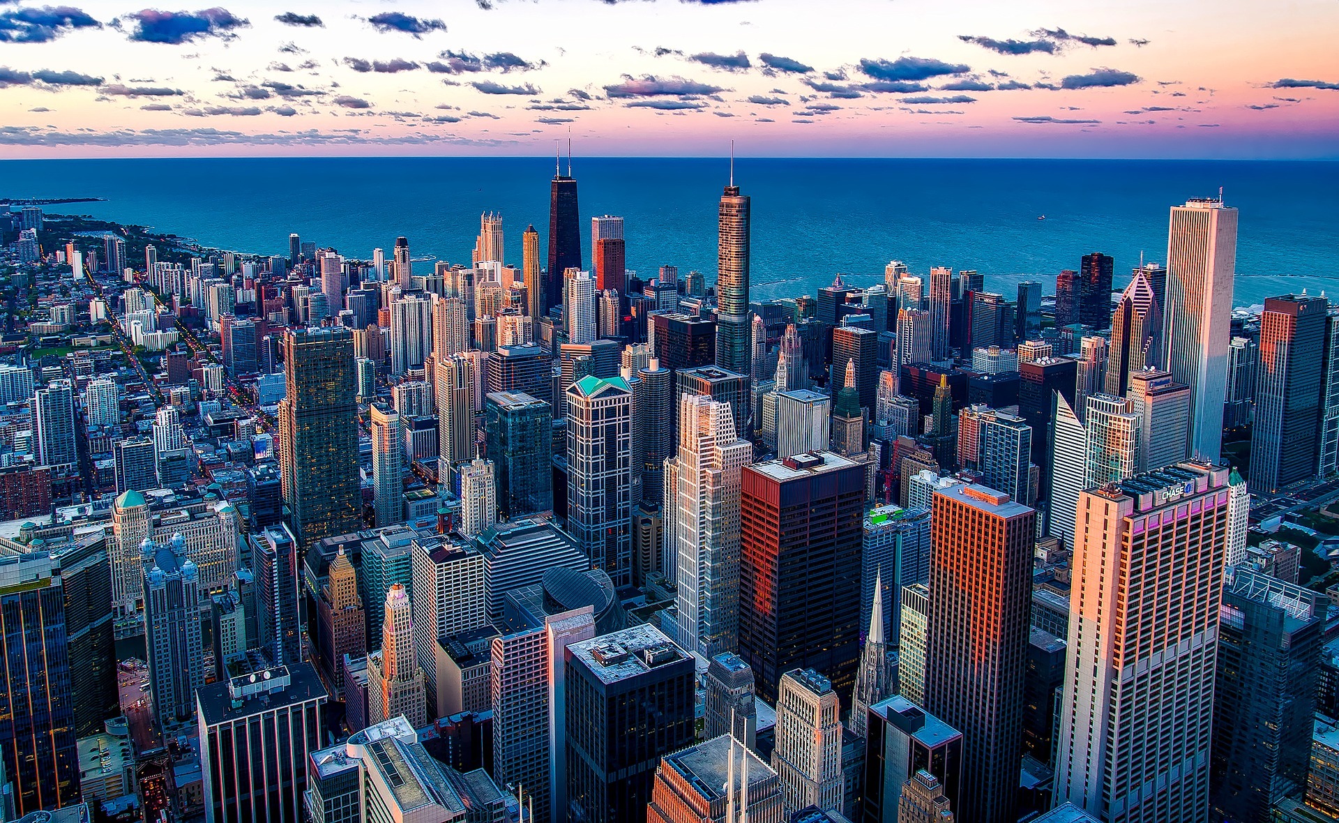 Chicago skyline au crépuscule, gratte-ciels et lac.