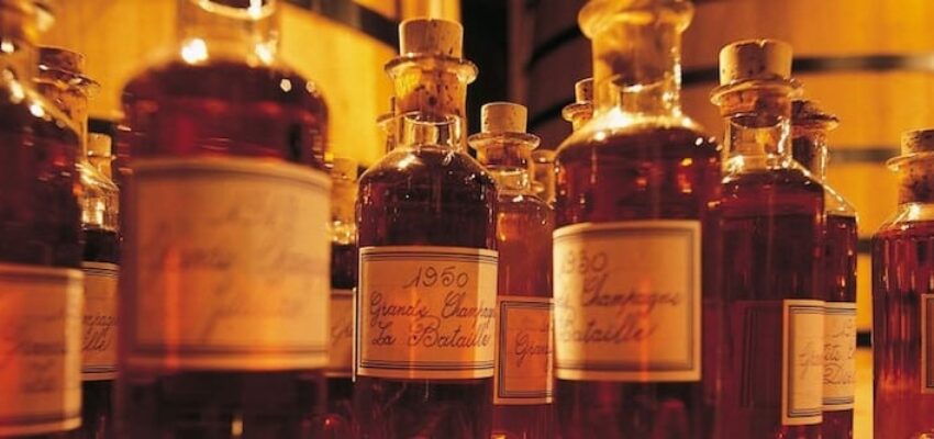 Cognac d'Angoulême, bouteilles en verre ambré luxueuses.