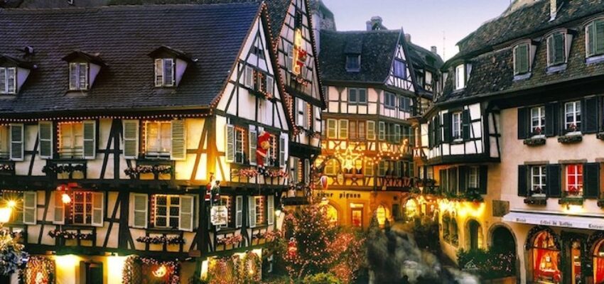 Charmante place du village de Colmar Houssen au crépuscule.