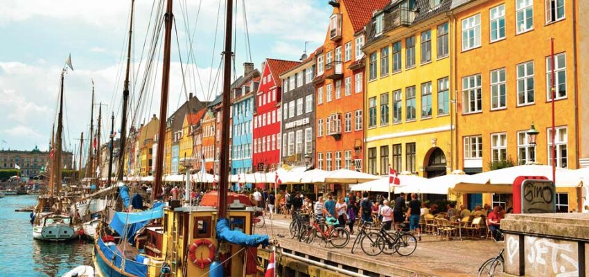 Canal de Nyhavn à Copenhague, bâtiments colorés et cafés.