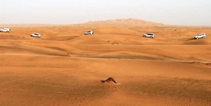 <Page Title> - convoi de SUV blancs dans le désert