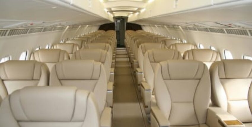 **emplacement jet privé, cabine d'avion vide avec sièges en cuir beige.**
