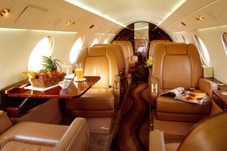 Jet privé Falcon 20 intérieur beige avec nourriture sur la table