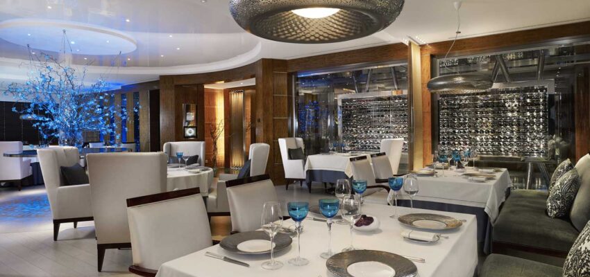 Restaurant moderne avec décoration élégante, vaisselle bleue