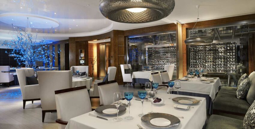 Restaurant moderne avec décoration élégante, vaisselle bleue