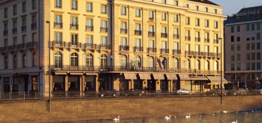Titre de la page: Bâtiment jaune avec fenêtres cintrées reflet rivière.