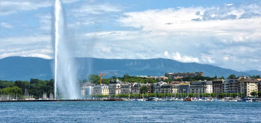location jet privé : HondaJet volant sur une fontaine urbaine