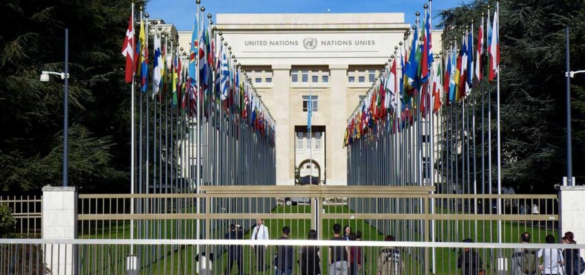Office des Nations Unies à Genève avec drapeaux.