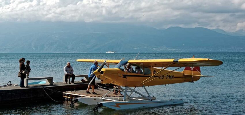 Location de jet privé, hydravion jaune à quai.