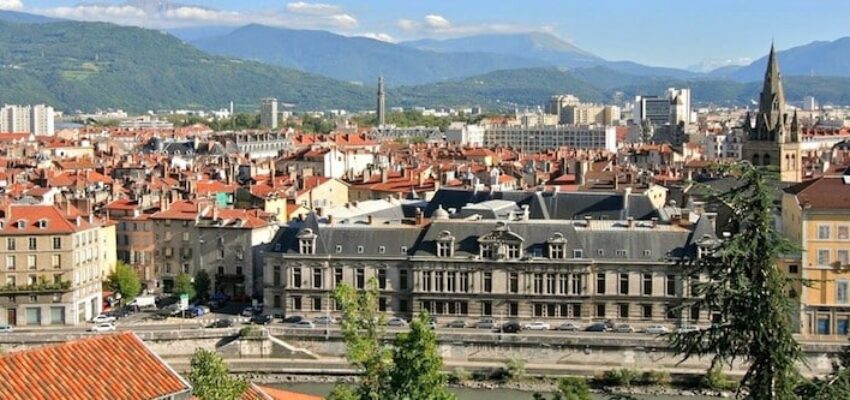 Page de Grenoble Isère : panorama avec montagnes et architecture.