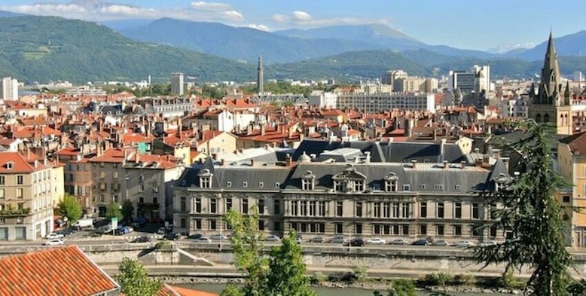 Page de Grenoble Isère : panorama avec montagnes et architecture.