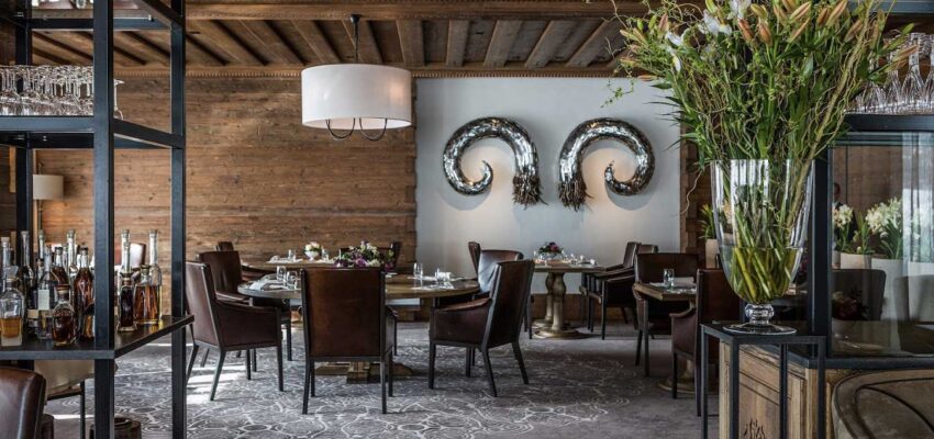restaurant confortable, plafonds en bois, meubles modernes