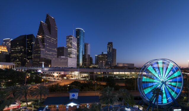 Horizon de la ville de Houston au crépuscule, grande roue illuminée.