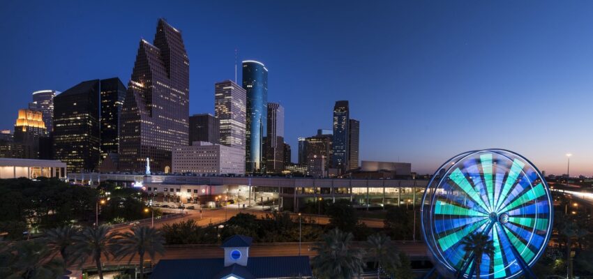 Houston skyline de nuit avec grande roue brillante.