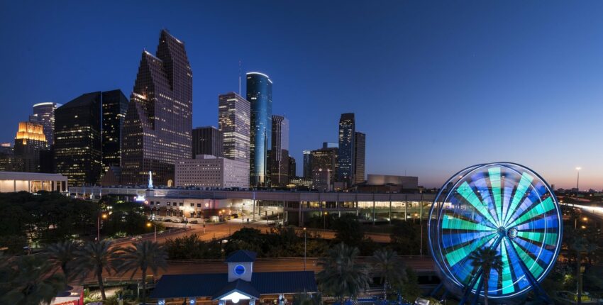 Horizon de la ville de Houston au crépuscule, grande roue illuminée.