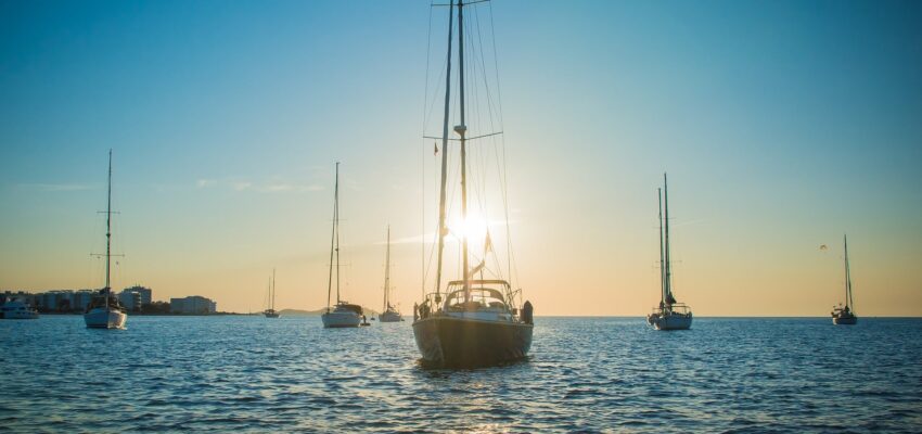 Voiliers à Ibiza au coucher du soleil.