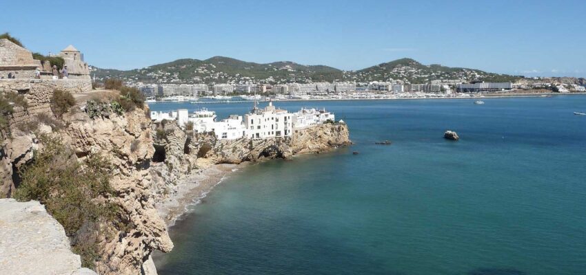 Page : Plages Paradisiaques, Vue sur ville côtière et falaises