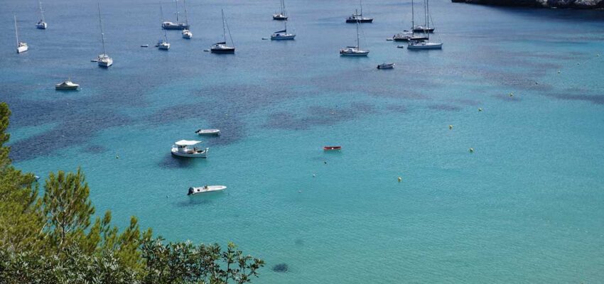 location jet privé - Baie turquoise, voiliers, yachts, collines verdoyantes