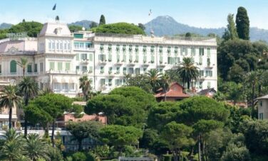 Grand Luxury Hôtels : Hôtel majestueux entouré de verdure.