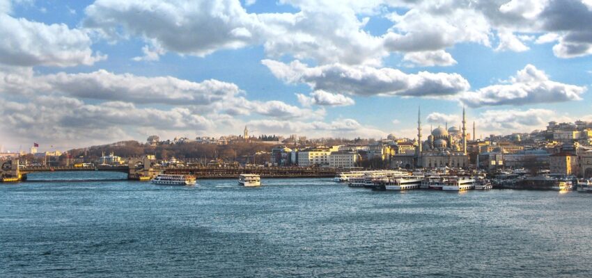 location de jet privé à Istanbul : ville animée, skyline avec minarets
