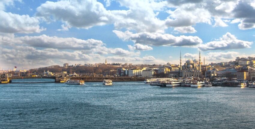 location de jet privé à Istanbul : ville animée, skyline avec minarets