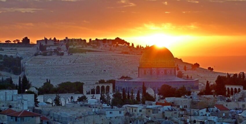 Dôme du Rocher au coucher du soleil, horizon de Jérusalem.