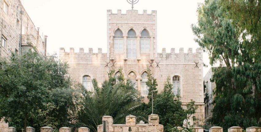 בית האמנים: Bâtiment historique en pierre avec menorah